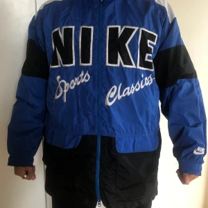 Nike jacka  - Snygg täckjacka från Nike! Sparsamt använd men finns tecken på slitage (Se bild 2)