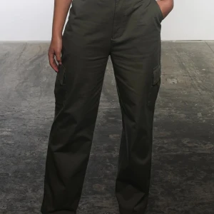 A Dsgn, cargo pants - Ett par cargo pants från A Dsgn i strl. M och mörk gröna i färgen, snygg grön!  Använt byxorna ca 3ggr och dom ser som nya ut!  Jag är 174cm och dom sitter perfekt i längden. Säljer dom pga stora i midjan