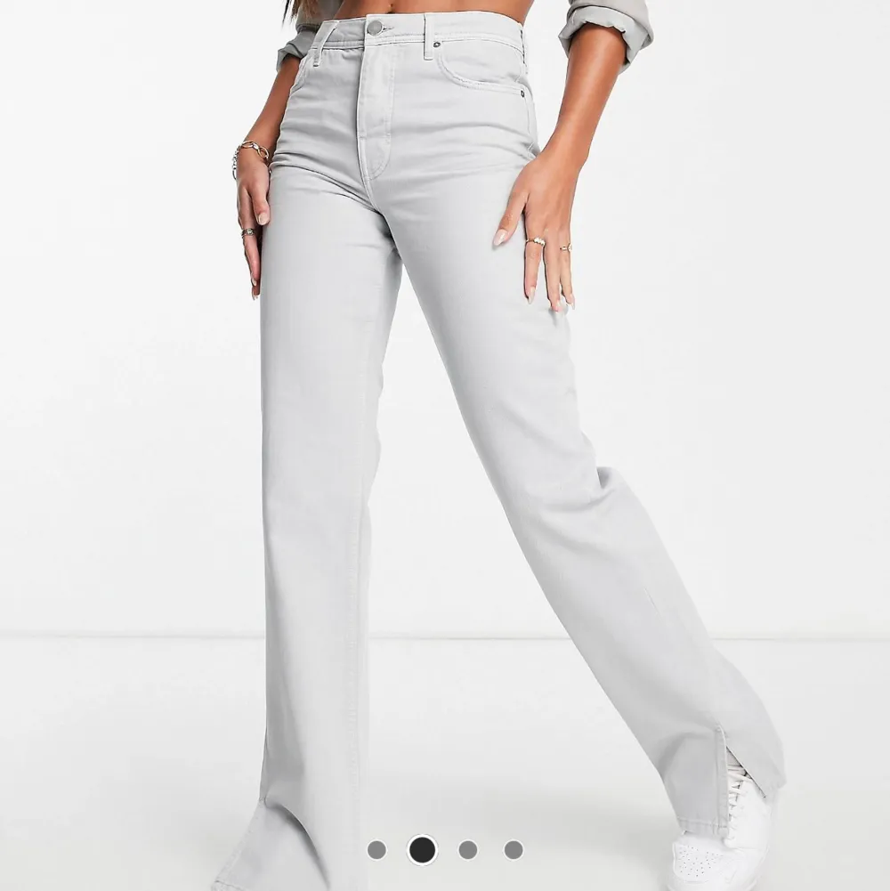 Ljusgrå jeans jättefina. Säljer pga för liten storlek och hann ej returnera. Helt oanvända. ( köptes för 600 säljer för 500) prislapp kvar.. Jeans & Byxor.