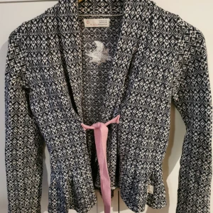 Odd Molly Cardigan stl 0 - Odd Molly Cardigan, stl 0 (xs). Fint skick. 