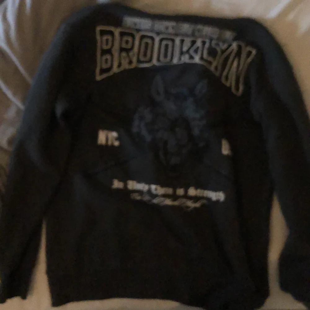 Den är bara använd en gång så den är som ny.. Hoodies.