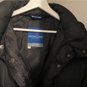 Moncler pufferjacka - Moncler jacka i storlek 2 (M) som är vintage. passar även s och xs om oversize önskas! Modellen på jackan heter grenoble. Svarta detaljer🌸 frakt ingår inte i priset!