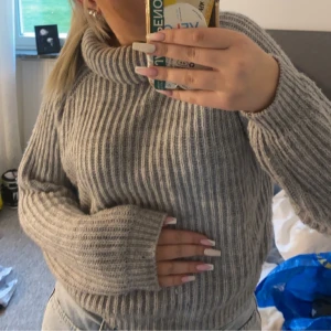 Stickad tröja  - säljer denna jättefina Tröja från kappahl i jättefint skick, bara använd 2 gånger 