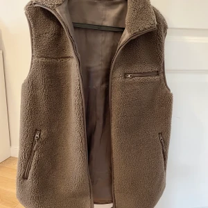 Väst i pilé från & Other stories, storlek XS - Jättefin och mysig väst i pilé från & Other stories, storlek XS. Väldigt fint skick, endast använd ett fåtal gånger. Nypris 890 kr. Kontakta mig för fler bilder! Frakt tillkommer 🤍