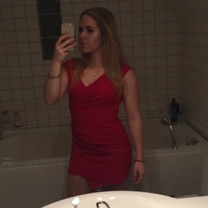 Röd klänning - Röd klänning från Nelly i storlek medium. Perfekt för julfesten🤩 Fint skick, endast använd ett fåtal gånger. Lite stretch. Formar sig fint efter kroppens kurvor. 