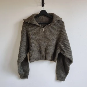 Stickad tröja - Grön/brun från gina tricot. Storlek xs men lite oversized så passar nog en small också 😄 kort modell, använd 1-2 gånger!