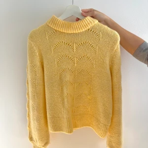 Gul stickad tröja - Stickad tröja ifrån Gina Tricot i strl S. Har använt fåtal gånger men knappt senaste året så den förtjänar nytt hem! 150kr plus frakt