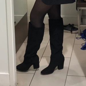 Stövlar  - Säljer dessa fina då dom inte kommit till användning, använt Max 2 gånger. 