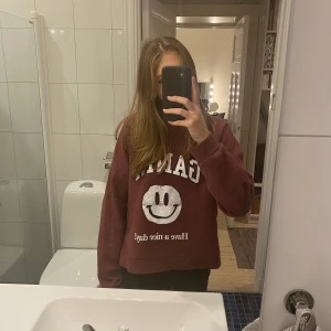 Ganni tröja - Säljer min superfina vinröda ganni sweatshirt eftersom jag tröttat på den.Den är i Bra skick och är i storlek M men passar S-L skulle jag säga.  Kom privat för fler bilder. 