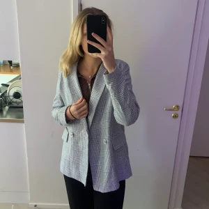 Grå kavaj - Super fin grå kavaj. Använd ett fåtal gånger bara.❤️‍🔥