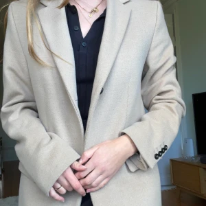 Kappa Zara - Beige kappa från Zara Man storlek.M. Sparsamt använd, perfekt inför höst och vår i varmare material. Passar mig som är en storlek.36 och är 175cm lång!  Pris inkluderar frakt