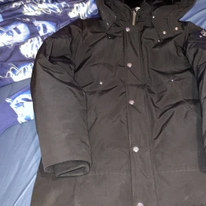 Moose knuckles parka XS - Hej säljer denna jacka i storlek XS jätte varm parka kan garantera maximal värme Den är använd i knappt 1 vinter  Köpt för 5800