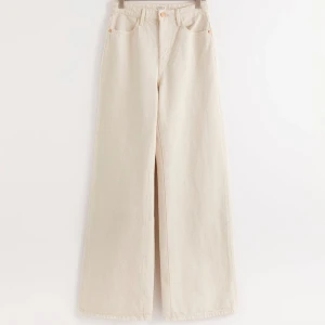 Jackie jeans beige - Beige Jackie jeans från Lindex . De är uppsydda och når precis till golvet när jag har på mig dem (164 cm). 