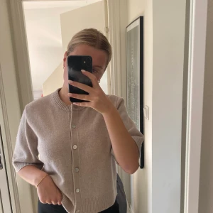 Kofta  - Stickad kofta ifrån Other stories. Sparsamt använd. Storlek S.  Utgångspris 300kr  Kan köpas direkt för 650kr + frakt