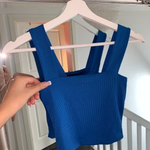 Topp - Säljer min fina topp som jag aldrig använt, strl xs, pris 79kr 