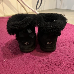 Svarta Uggs  - Säljer välanvända uggs, det står storlek 36 i dom men min dotter som har 35 tycker att de känns små nu. Köparen betalar frakten 