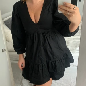 Svart klänning - Svart klänning från zara, superfin och har två fickor som är supersmidiga och inte syns!