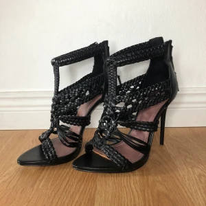 ZARA klackar - Skit snygga flätade klackar från ZARA, synd bara att jag ej kan gå i dom🥲 höga men sitter bra på foten!