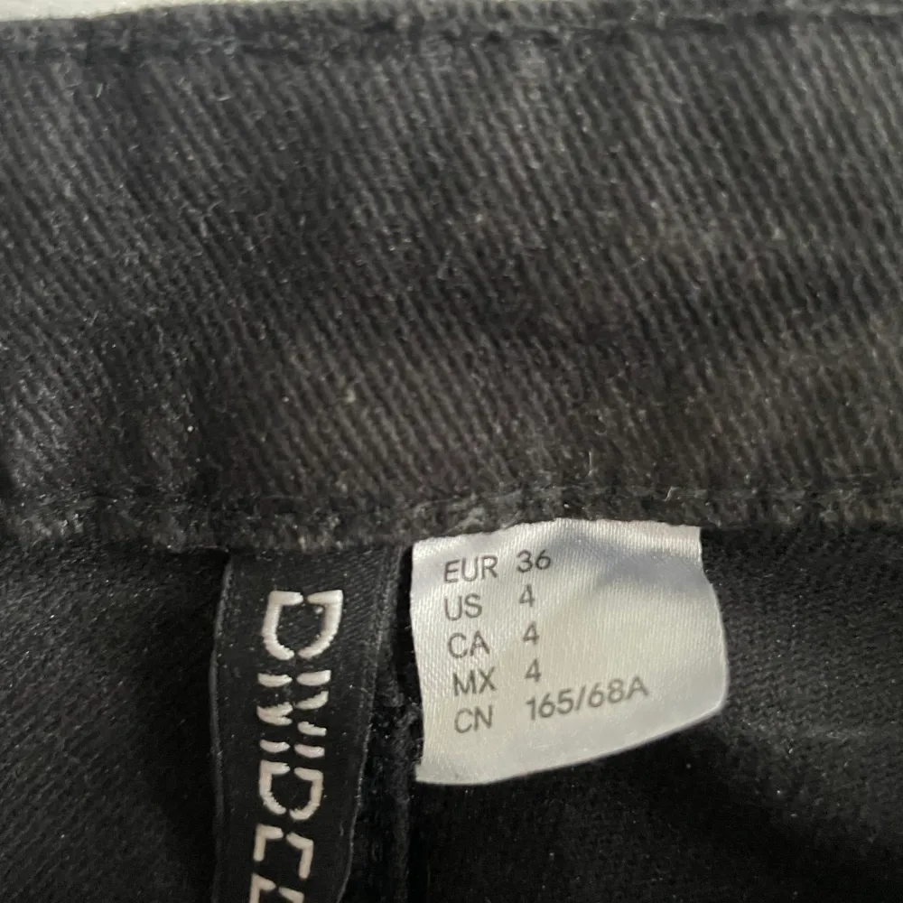 Svarta raka byxor från hm, väldigt fint skick  (knappt använda), storlek 36.. Jeans & Byxor.