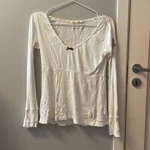 Odd molly 214 rib jersey - Väldigt väldigt fin blus från odd molly, inte använd på några år och har ett litet hål under bysten, se sista bilden! Annars okej skick✨✨