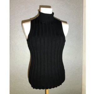 Väst  - Ribbad väst i svart med polo 