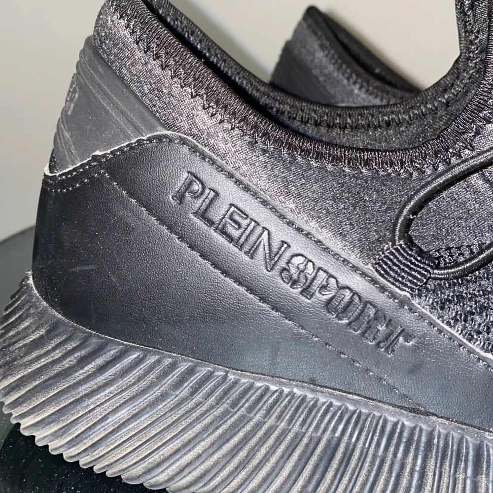 Dessa skor tillhör Philip Plein sport serie ”Plein Sport”. Använda endast gång, går att se på skornas skick. Väldigt lätta att bära, tunna sommarskor!. Kengät.