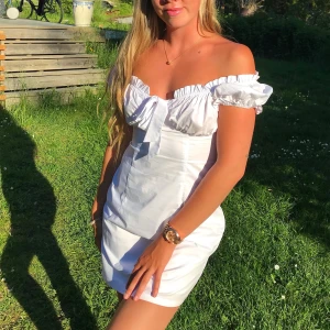 Vit klänning strl 36 - Så så fin klänning från Nelly i storlek 36/S. Använd fåtal ggr, fortfarande i jättefint skick. Vill egentligen inte sälja denna, men tyvärr blivit för liten. 