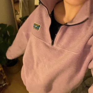 Fleecetröja  - Fleece från junkyard i bra skick, storlek ca men sitter ändå oversized på mig som vanligt vis har xs💗frakten ingår i priset 