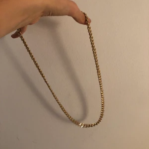 Guldigt kedje halsband  - Superfint halsband! Frakt tillkommer på 30kr.