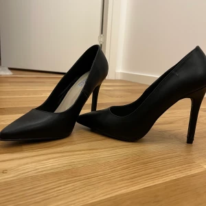 Nly shoes - Nypris 400.