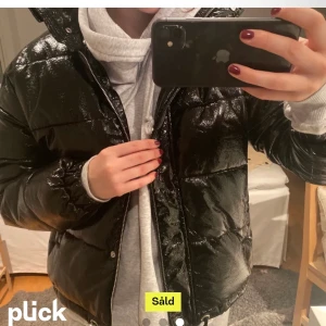 Glansig jacka zara - Ganska oversize men ändå jätte snygg (inte mina bilder) kontakta för fler bilder❤️