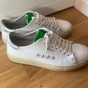 Axel arigato skor - Hej, Säljer dessa typ helt nya Axel arigato skor, dem passade inte riktigt min fot och står just nu mest och samlar dam. Storlek 37 frakt tillkommer