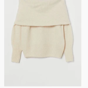 H&M tjock tröja off shoulder - En väldigt skön off shoulders tröja i créme vit från H&M som aldrig är använd och lappen är fortfarande kvar. Väldigt lurvig och mjuk säljer pga inte min stil längre och hoppas att nån annan vill ha.❤️ Kan köpas direkt för 300kr ink. frakt.
