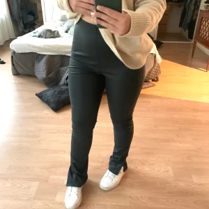 Skinnbyxor  - Säljer mina skinnbyxor då jag aldrig använder dem. Det är storlek M men är lite små 