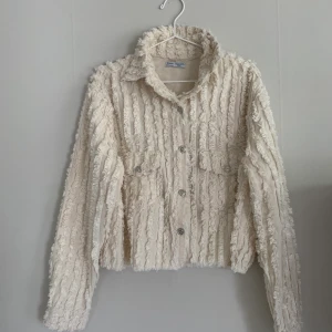 Jacka/ overshirt - Tunn jacka i ett tunnare jeansmaterial. Står ingen storlek, men uppskattar till en S/M. Köpt secondhand, men har själv aldrig fått den till använding. Jättefint skick! Köparen står för frakt.