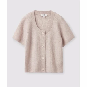 Cos mohair kofta - beige slutsåld kofta i mohair från cos. Strl m, passar mig som har strl s men är lite oversize💘säljer likadan i mörkblå/svart i strl L kolla min profil❤️