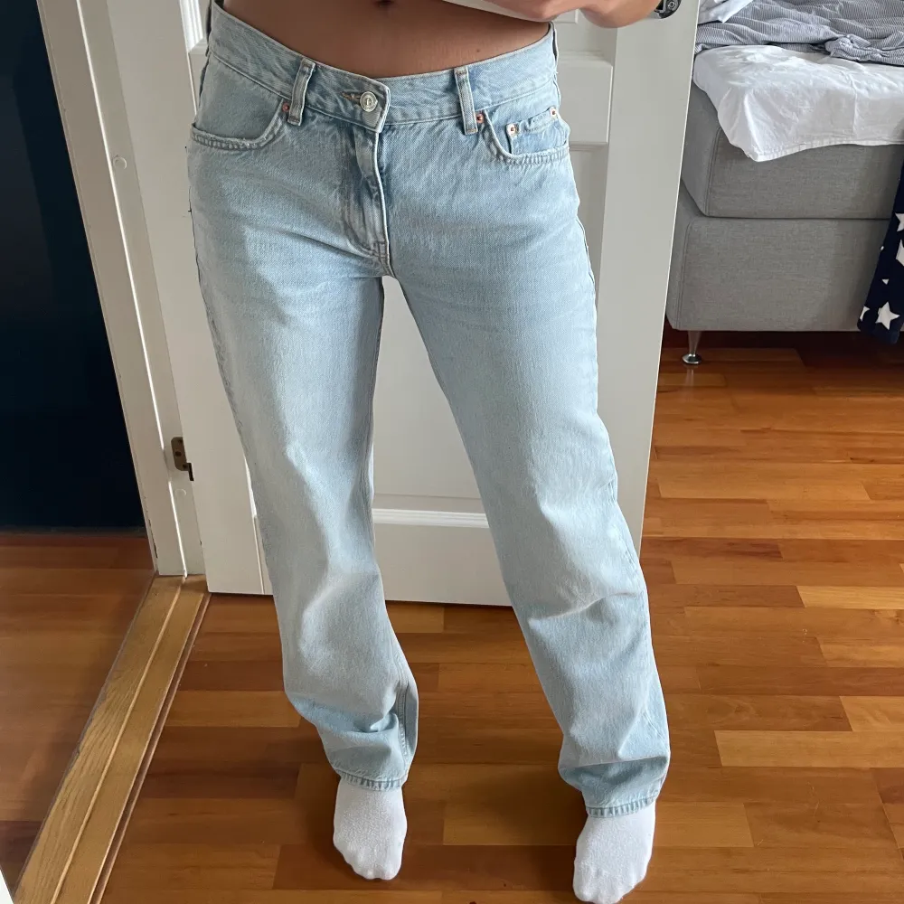 Helt nya lågmidjade jeans från Gina tricot. Storlek 36, jag är 174 cm lång. Säljer pga köpte två storlekar. . Jeans & Byxor.