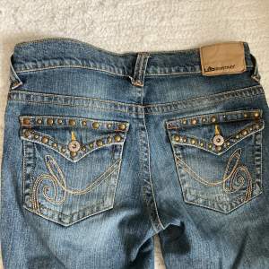 Säljer dessa ursnygga lågmidjade jeans som till stor del liknar true religion jeans med tanke på bakfickorna m.m.  De är i gott skick och har inga defekter. Säljer endast för bra bud 😊 Tryck ej på köp direkt och kontakta mig vid frågor. 