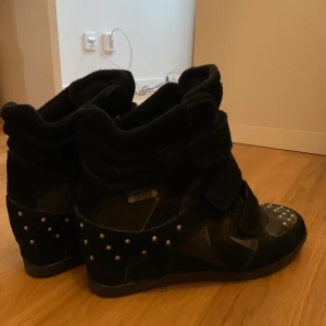 Isabel marant liknande skor - Isabel matant liknande skor. Jätte fina doxk lite slitning fram på en av dem. Strl. 40 passar även 39 väldigt bra