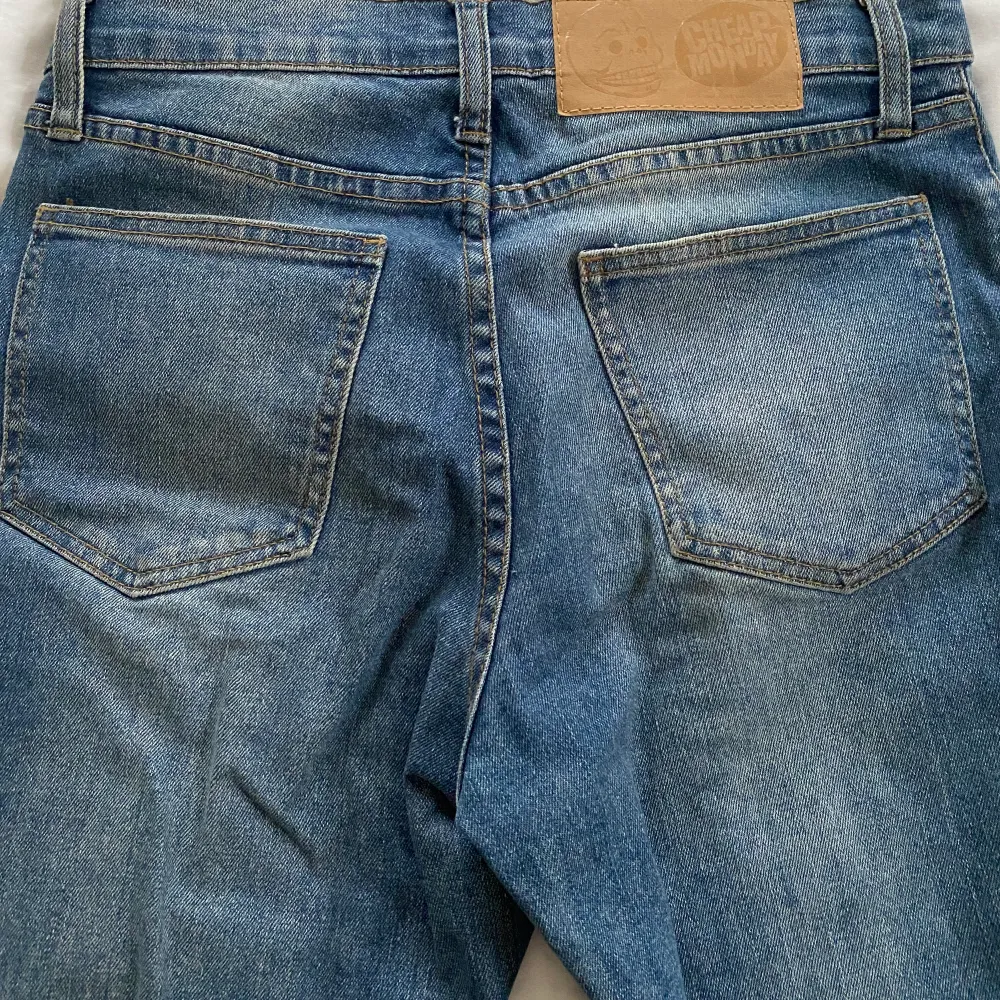 helt oanvända blå jeans från weekday med regular waist, straight leg W: 25 L:32. Jeans & Byxor.