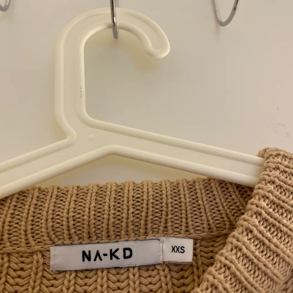 En beige stickad tröja från nakd i storlek xxs men går på en xs också💓 säljer för 50kr. Stickat.