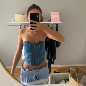 Topp - Super fin topp i jeans material från Gina, har aldrig kommit till användning och säljer av den anledningen 