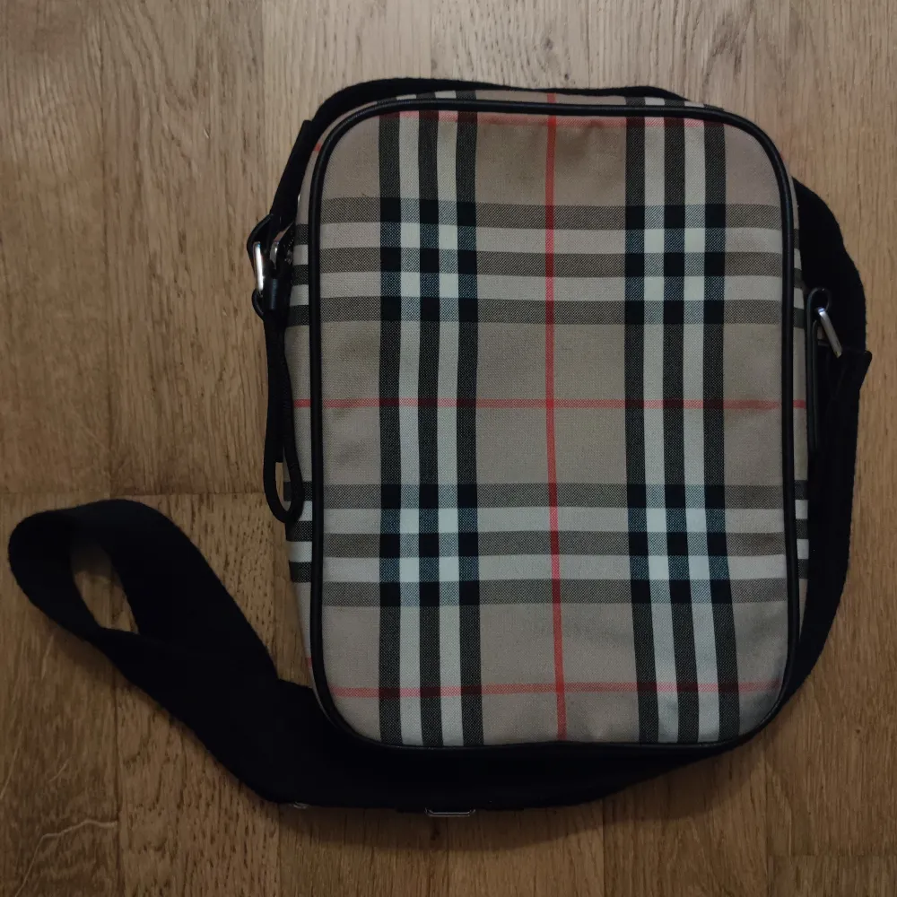 Burberry handsväska med minimal användning och lådan inkluderat.. Väskor.