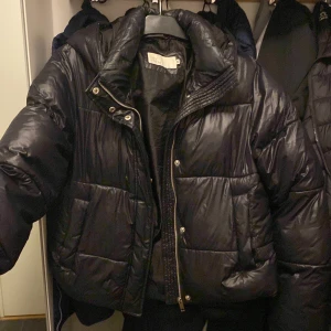Puffer Jacket Nelly - Dunjacka från Nelly, i bra skick. Fler bilder kan skickas vid önskemål😊 Säljer för att den ej kommer komma till anvädning denna höst/vinter. 