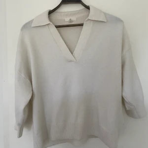 H&M stickad tröja - Finstickad tröja från H&M. Tyvärr lite nopprig men annars fin! 