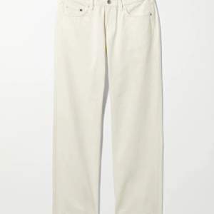 Vita lågmidjade weekday jeans, storlek 23/32. Använd få gånger så fint skick ❤️ pris+frakt 