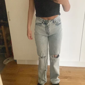Jeans - Säljer mina bikbok jeans då dom inte kommit till användning och inte riktigt är min stil. Dom är använda 2 gånger men har inga konstigheter skriv privat för mer information eller bilder