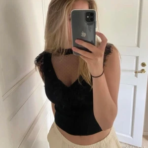 Zara liknande blus/ volangtopp - Säljer denna zaraliknande blus/ volangtopp då den inte kommer till användning, fått massor komplimanger för denna! Passar Stockholmsstil perfekt, storlek S Säljer för 150 + frakt  Samma som saga stq har, slutsåld 