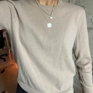 Kashmir tröja - Säljer den SNYGGASTE beiga kashmirtröjan i hela världen den är så najs och passar verkligen till Allt !