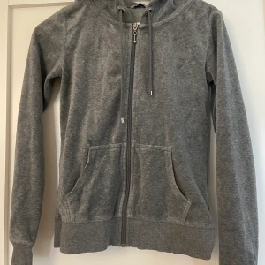 Hoodie - Grå sammets dragkedje hoodie. 